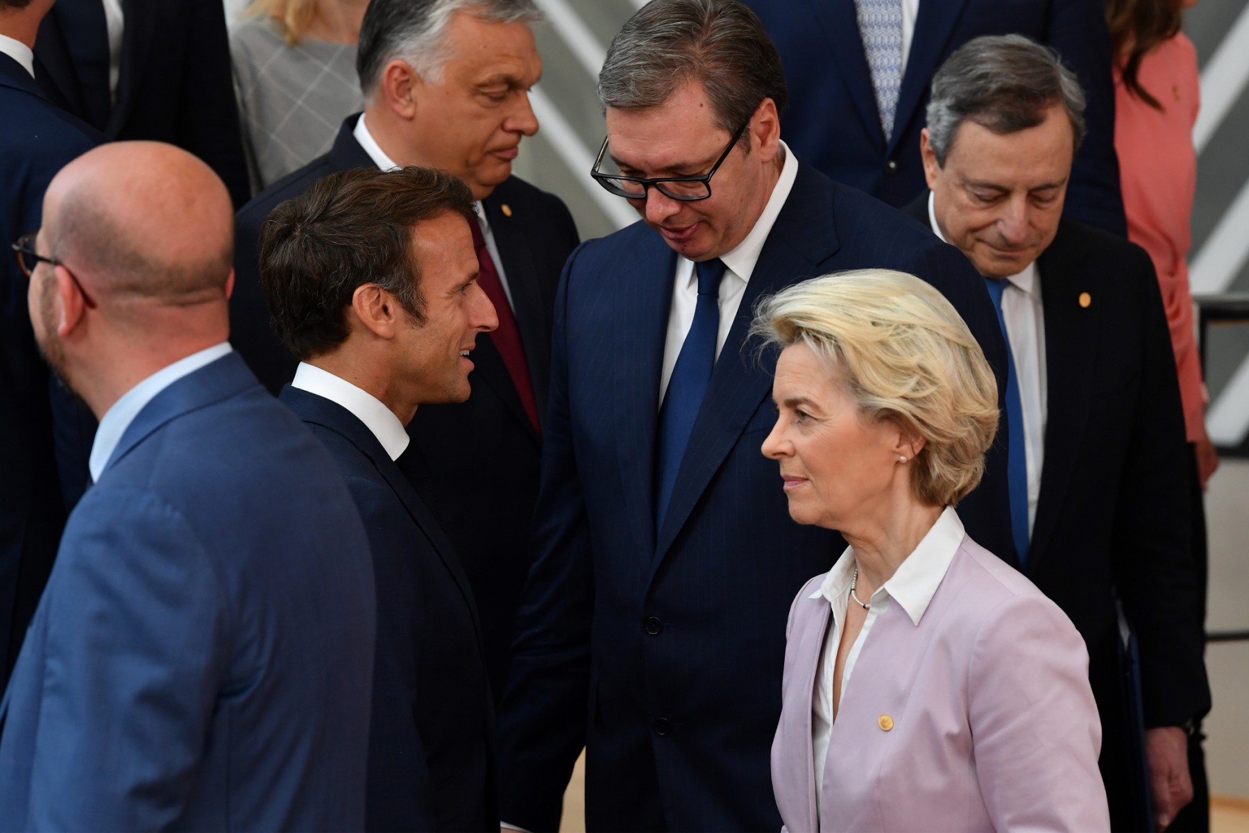 L'opposition renvoie la balle à Macron et veut redonner tout son poids au parlement