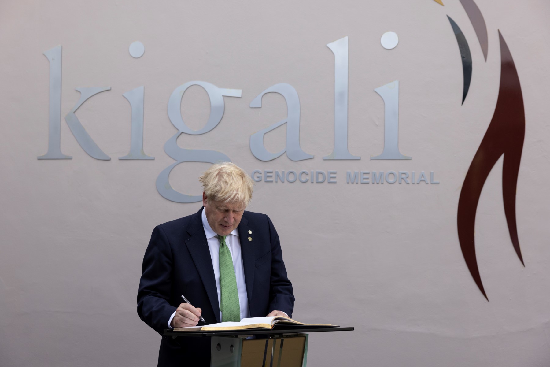 Boris Johnson humilié mais déterminé à «continuer» après des défaites électorales