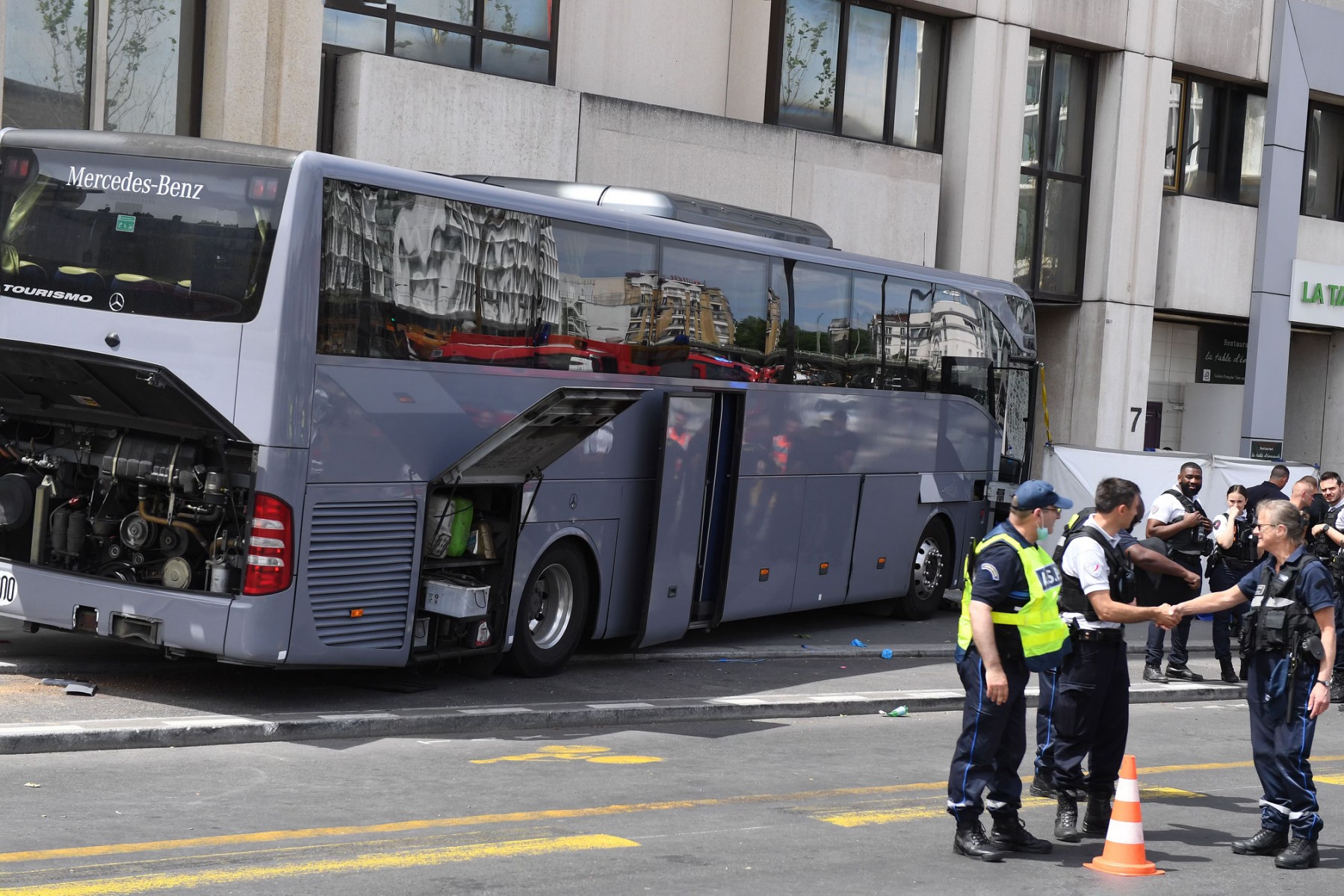 Accident d'autocar à Paris: un mort et 19 blessés légers