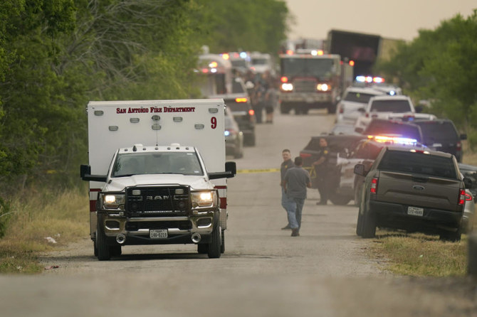 Une ambulance quitte les lieux où la police a déclaré que des dizaines de personnes avaient été retrouvées mortes dans une semi-remorque dans une région éloignée du sud-ouest de San Antonio, le lundi 27 juin 2022. (AP)