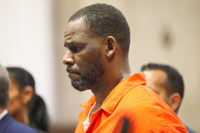 Le chanteur américain R. Kelly, coupable de crimes sexuels, condamné à 30 ans de prison