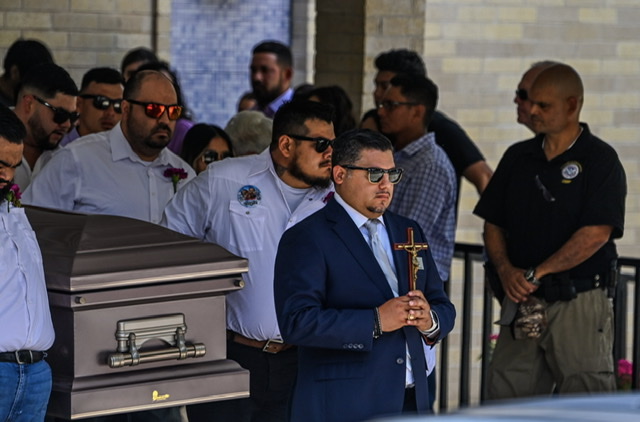 Une semaine après la tuerie, Uvalde enterre ses morts
