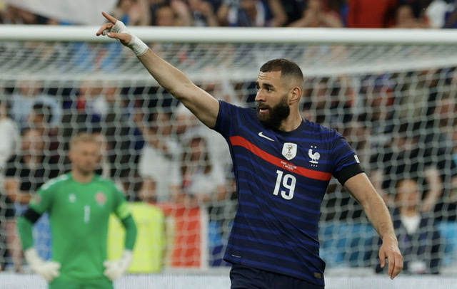 Bleus: Karim Benzema, seul sur son nuage
