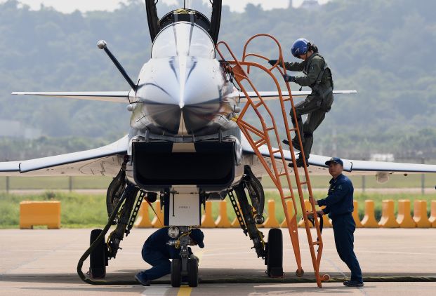 Chine: un avion militaire s'écrase sur des habitations, au moins un mort