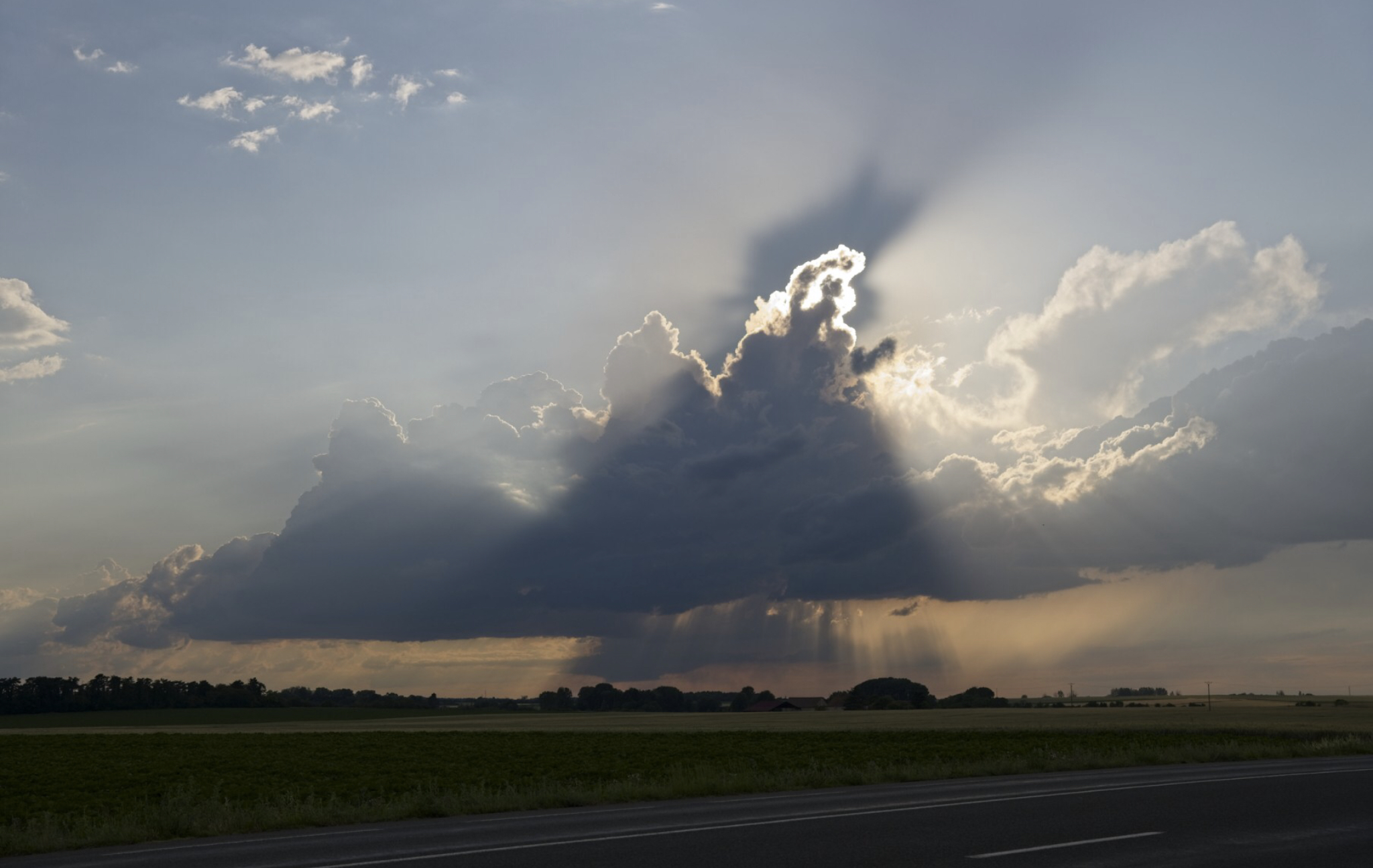 La France touchée par de violents orages, une victime à Rouen