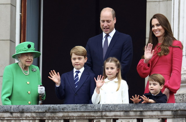 Surprise en fin de jubilé: Elizabeth II au balcon de Buckingham
