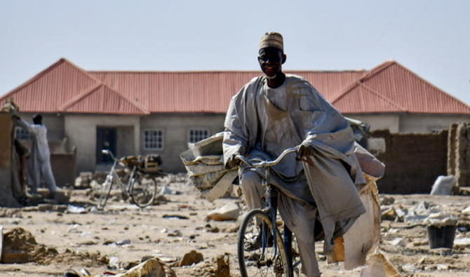 Un homme à vélo au camp de personnes déplacées de Bakassi à Maiduguri, Nigéria, le 30 novembre 2021 (Photo, AFP).
