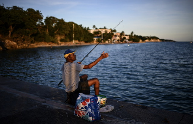 Guadeloupe: Gel du prix du carburant des pêcheurs, après le blocage d'un chenal