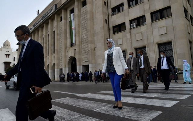 La crise et le Parlement