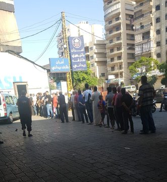 Les queues pour le pain à Tripoli, capitale du nord libanais. (Photo, twitter @HitafBou)