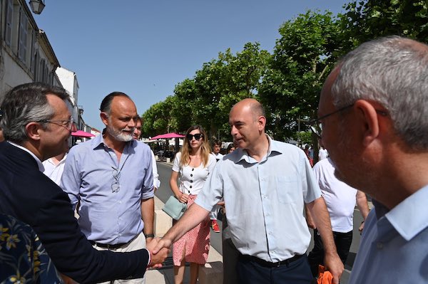 L’ancien Premier ministre Édouard Philippe (2e à partir de la gauche), multiplie les déplacements comme sur l'Ile d'Oléron vendredi, en soutien de candidats macronistes ou de son parti Horizons (Photo, Twitter @EPhilippe_LH)