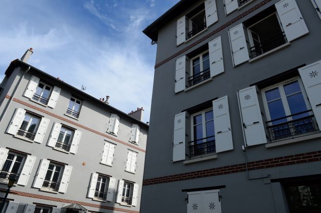 Climat et logement : des militants bloquent un grand axe routier parisien