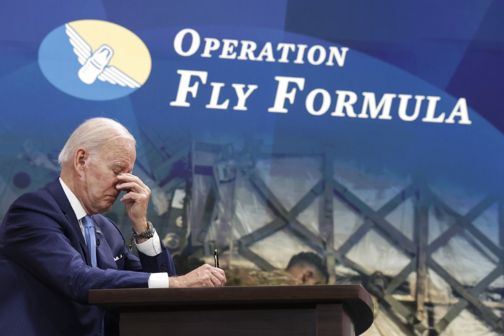 Pénurie de lait pour bébés: «il reste du travail», reconnaît Biden