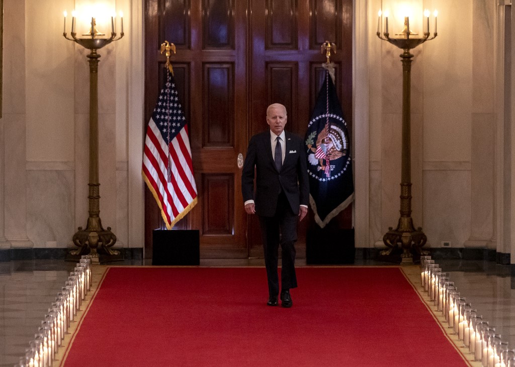 Biden délivre un appel passionné à limiter la vente de fusils d'assaut