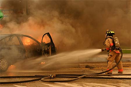 Les feux de voitures électriques, un nouveau défi pour les pompiers américains