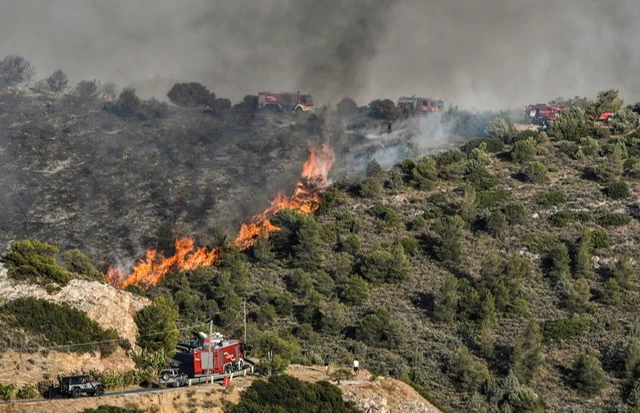 Violent incendie dans la banlieue sud d'Athènes, nouvelles évacuations