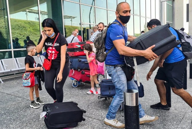 Une famille fuyant la crise économique au Liban arrive à l’aéroport international de Larnaca à Chypre le 2 septembre 2021. (AFP)