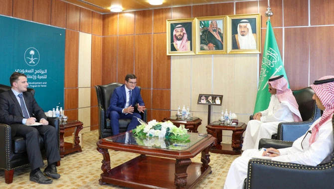 L'ambassadeur d'Arabie saoudite au Yémen rencontre le chargé d'affaires russe
