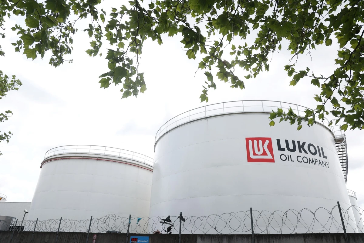 L'UE durcit ses sanctions contre la Russie, avec un embargo pétrolier progressif