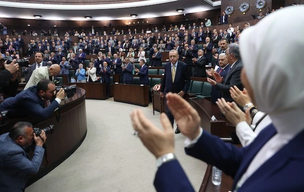 Le président turc et chef du Parti de la justice et du développement (Parti AK) Recep Tayyip Erdogan est applaudi alors qu'il arrive pour prononcer un discours à la Grande Assemblée nationale turque à Ankara le 1er juin 2022. (AFP)