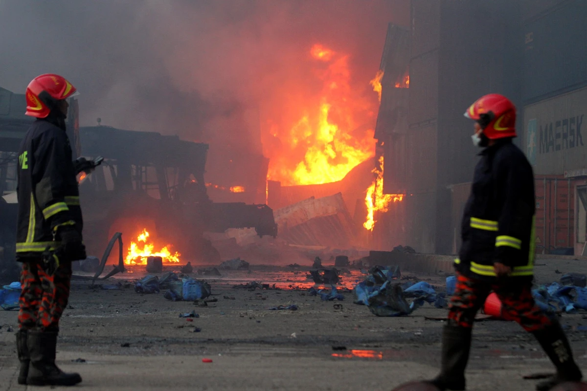 Explosion meurtrière au Bangladesh: les autorités tentent d'identifier les victimes