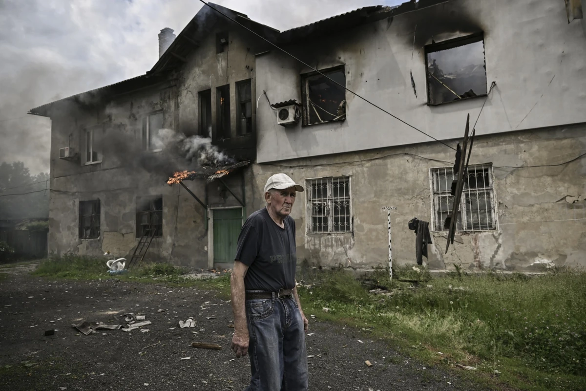 Ukraine: Zelensky dans le Donbass, où Kiev dit progresser à Severodonetsk