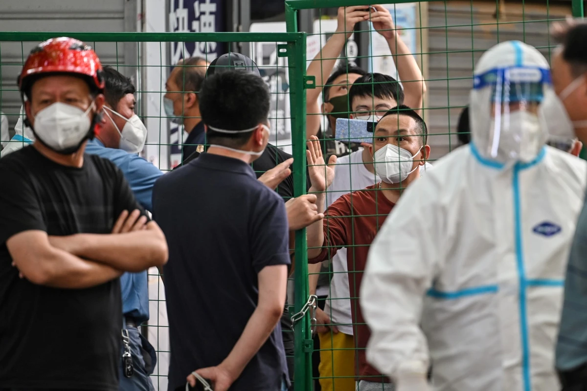 A Shanghai, des habitants en colère après un reconfinement