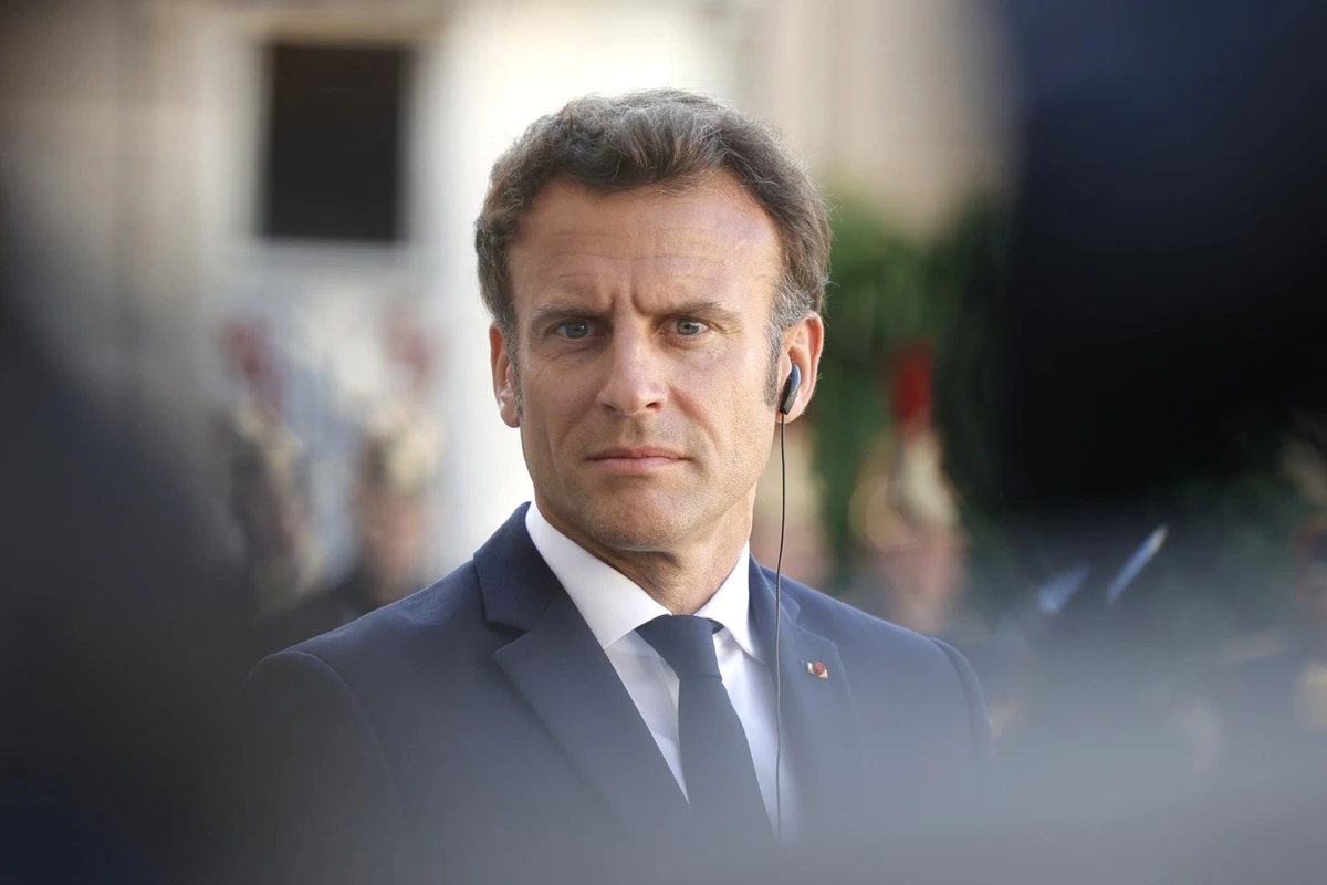 Législatives en France : Macron en campagne face à la gauche