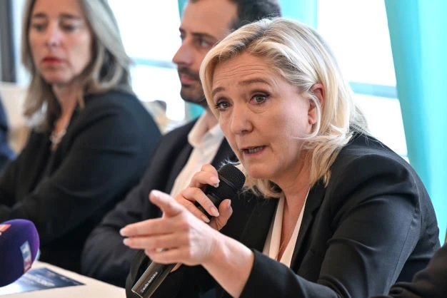 Législatives: Marine Le Pen peine à se faire entendre