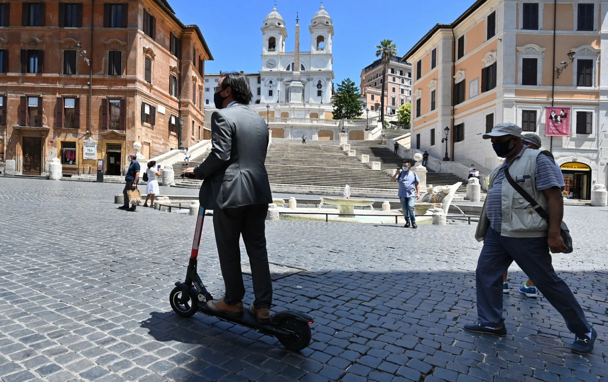 Rome tente de mettre de l'ordre dans la jungle des trottinettes