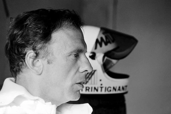 L'acteur français Jean-Louis Trintignant dans les stands, pendant les 24 Heures du Mans, Dans cette photo d'archive prise le 12 juin 1980 (archives AFP)