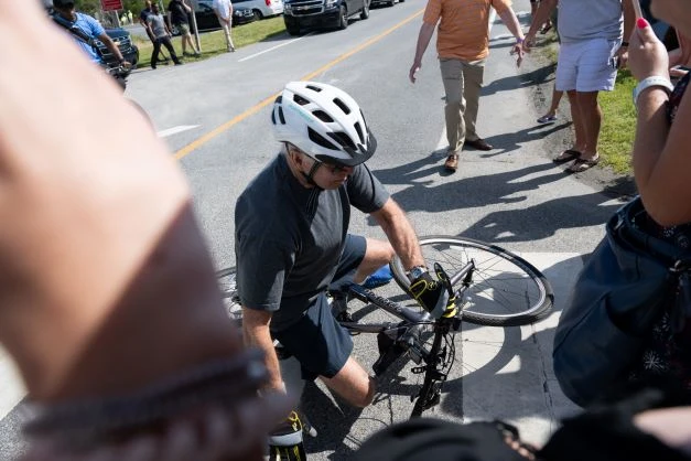 Biden tombe de vélo, mais se relève rapidement et assure aller « bien»