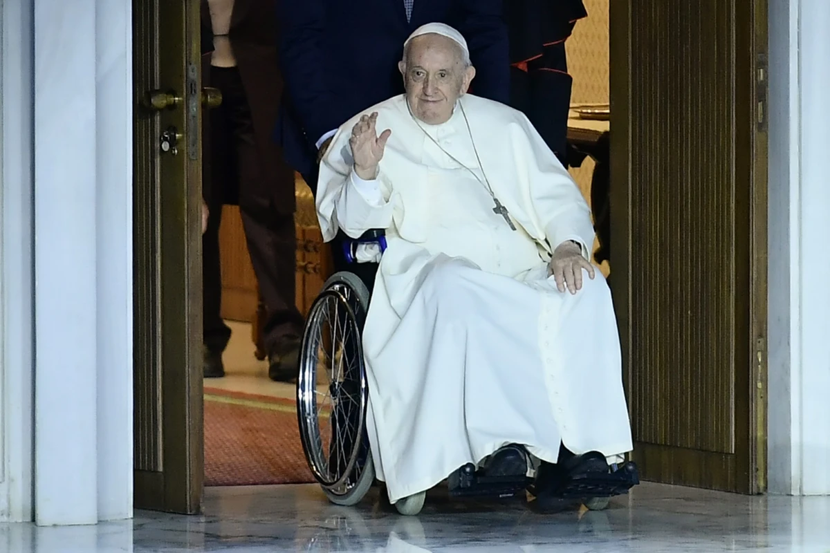 Le pape se rendra bien au Canada fin juillet malgré ses douleurs au genou