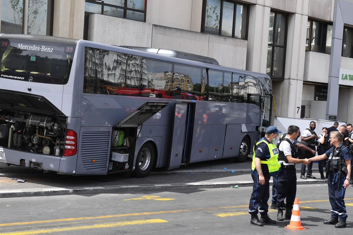 Accident d'autocar à Paris: un mort et 19 blessés légers