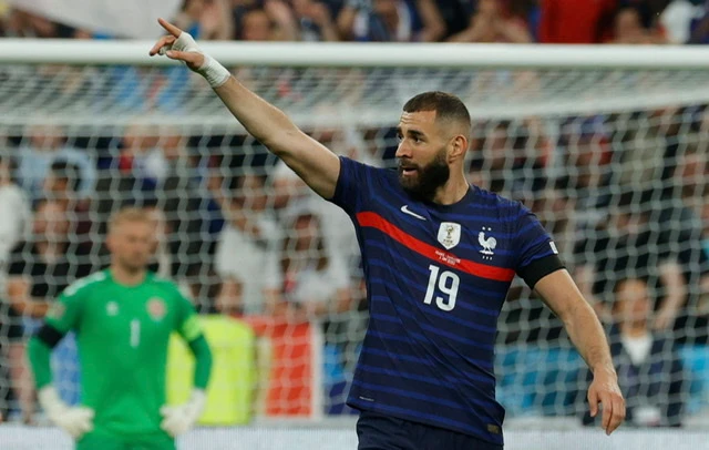 Bleus: Karim Benzema, seul sur son nuage