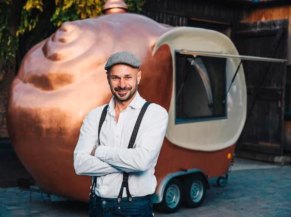 Andreas Gugumuck et son chariot à escargots (photo, gugumuck.com)