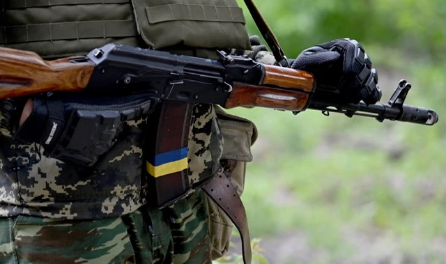A Boutcha, des civils s'entraînent avec l'armée dans une zone fortifiée par les Russes