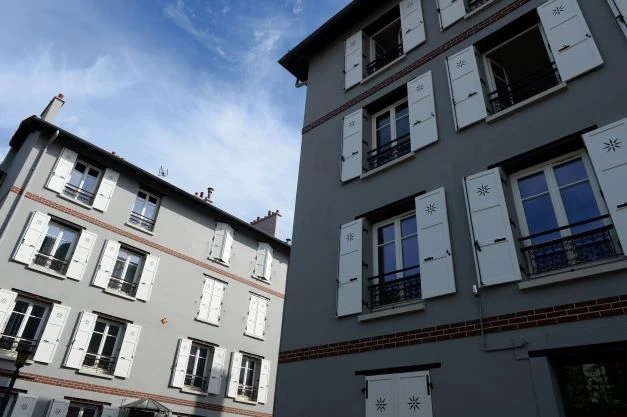 Climat et logement : des militants bloquent un grand axe routier parisien