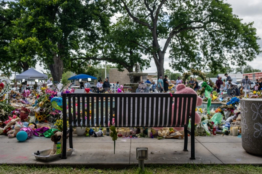 La ville américaine d'Uvalde enterre une enseignante tuée lors du massacre dans une école
