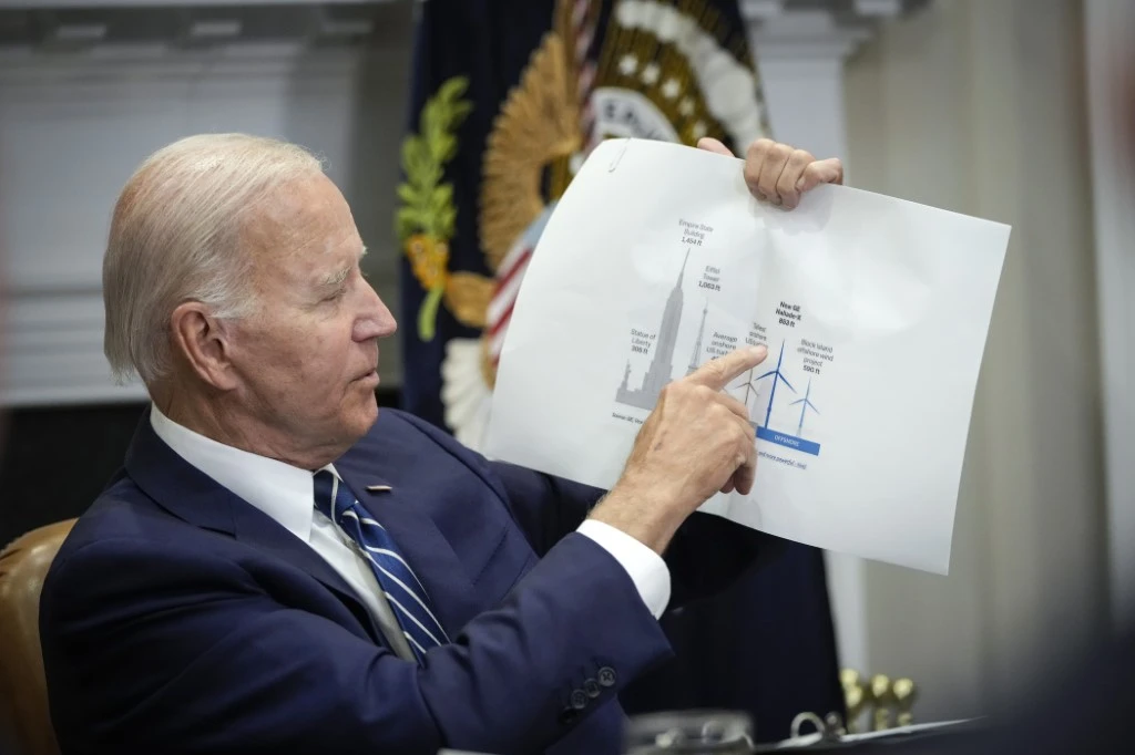 L'incertitude économique fait encore baisser le pétrole, Biden se démultiplie