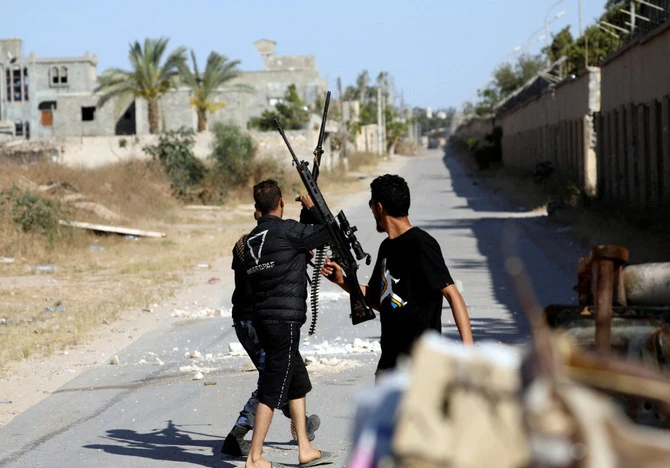Des combattants du gouvernement libyen basé à Tripoli se battent avec les forces orientales à al-Yarmouk le 7 mai 2019. (Reuters)