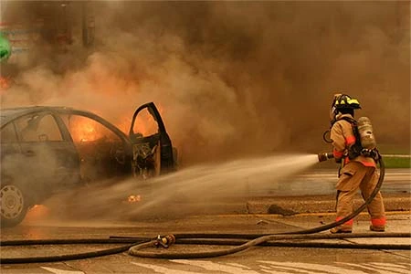 Les feux de voitures électriques, un nouveau défi pour les pompiers américains
