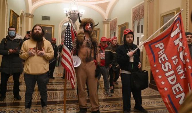 Dans cette photo d'archive prise le 6 janvier 2021, des partisans du président américain Donald Trump entrent dans le Capitole américain à Washington, DC. (Saul Loeb / AFP)