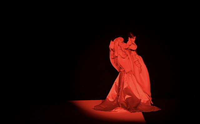 Avec Barbara dans la peau, Stéphane Rolland émeut avec ses robes haute couture