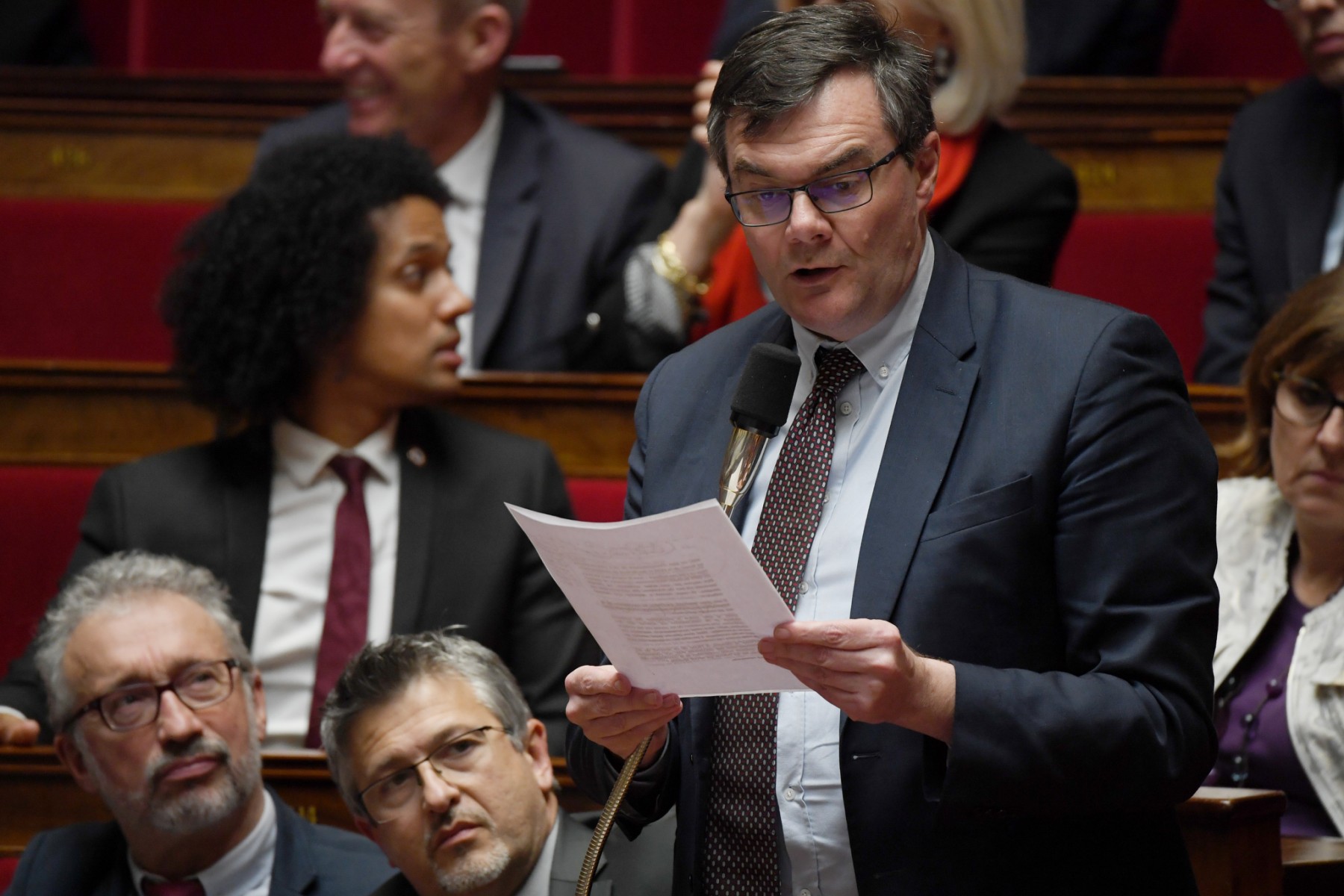 Salut nazi à l'Assemblée: le député LREM fait un don à une association