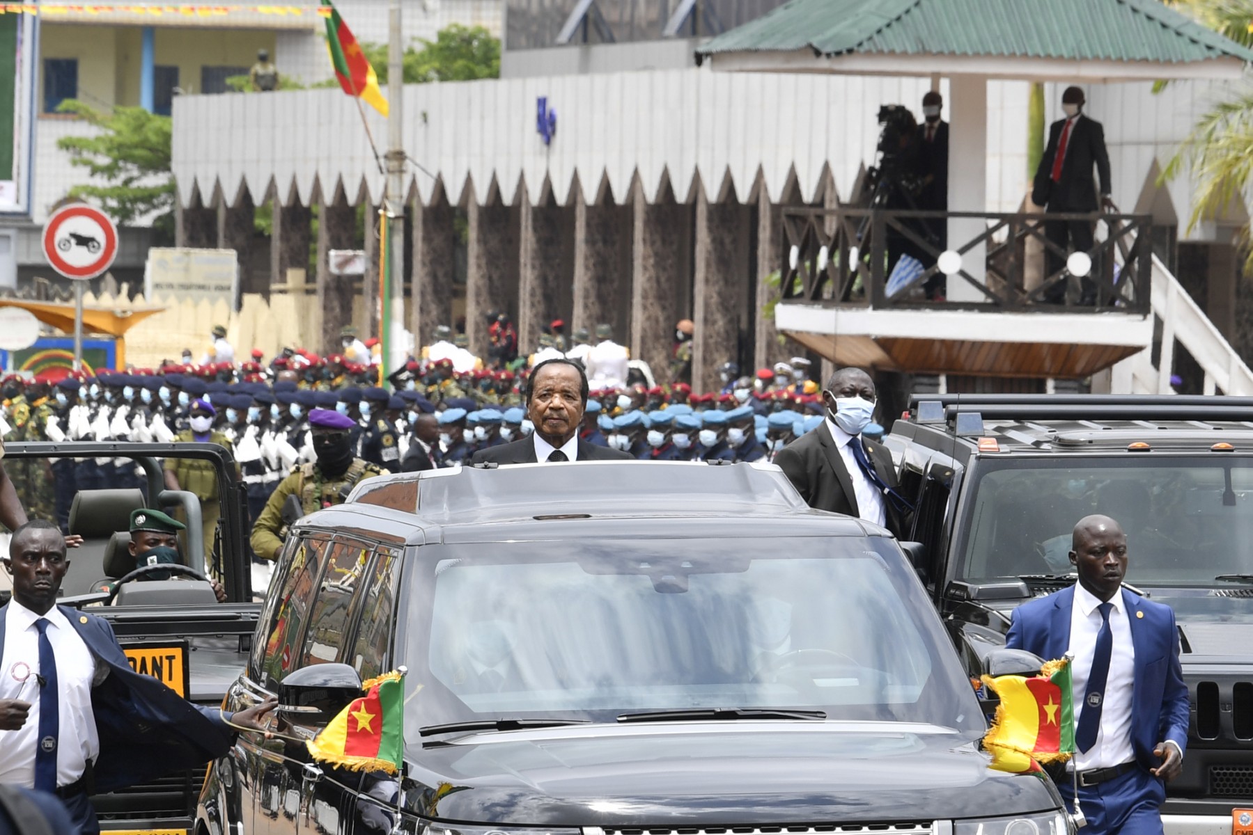 Le président camerounais Paul Biya arrive à un défilé à Yaoundé, le 20 mai 2022 pour le défilé du 50e anniversaire de l'unité du pays, qui a mis fin au fédéralisme entre les parties anglophone et francophone. (Photo AFP)