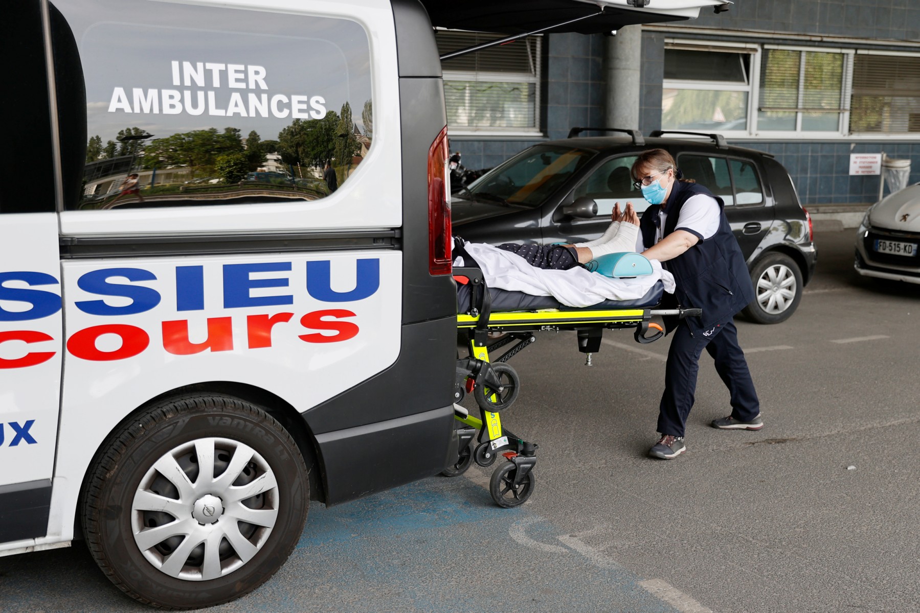 Une femme de 75 ans et son petit-fils de 8 mois se noient dans une piscine