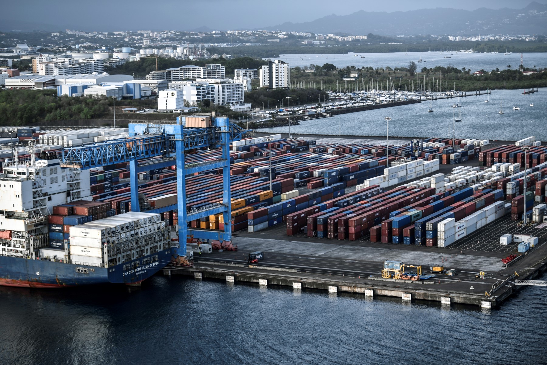 Une photographie montre le port commercial de Fort-de-France, sur l'île française des Caraïbes, la Martinique, le 15 juin 2022. (AFP)