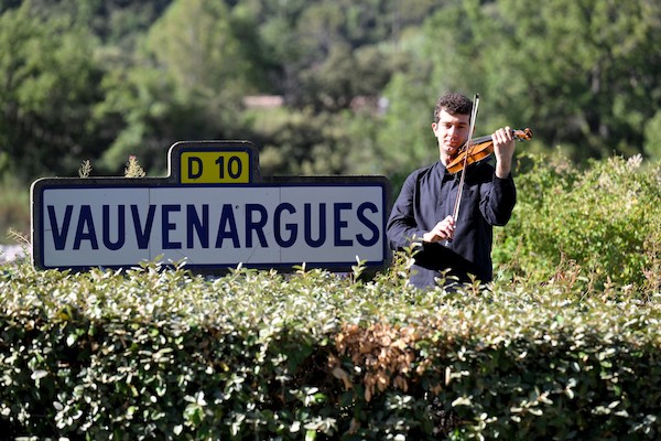 Le violoniste syrien Bilal Al Nemr pratique à Vauvenargues, dans le sud de la France, le 29 juin 2022. Il a tenu à remercier les habitants pour leur accueil en organisant un festival de musique dans ce village d'à peine 1 000 habitants du 1er au 3 juillet. (Photo, AFP)