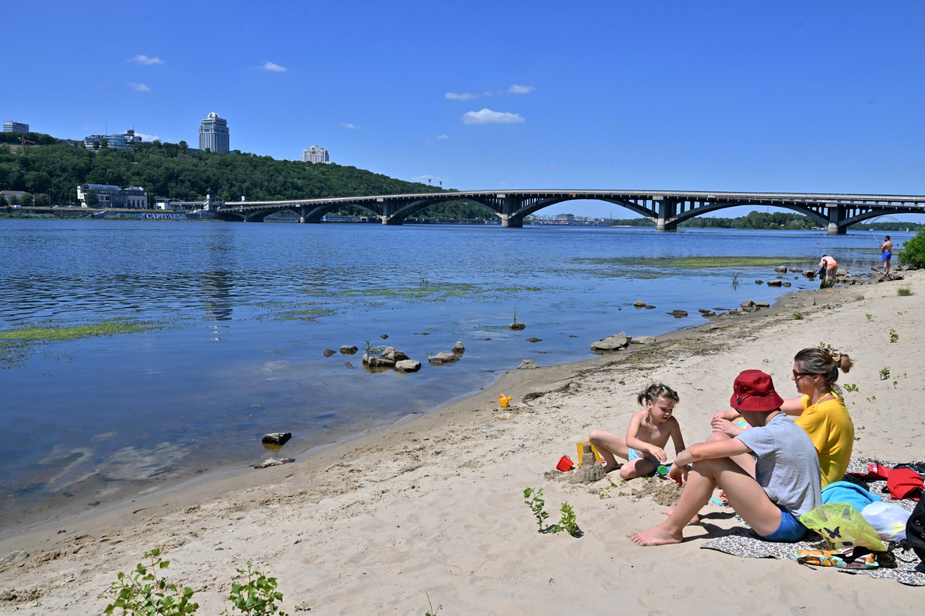 Sur les plages de Kiev, on essaie d'oublier la guerre